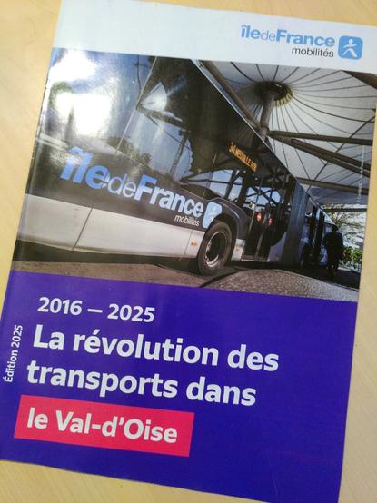 Fascicule au logo Ile de France Mobilités, avec en illustration principale un bus présentant le même logo. L'afficheur du bus indique ligne 34 à destination de Neuville RER. Sous l'illustration, un bandeau avec le slogan "2016-2025 La révolution des transports dans le Val d'Oise"