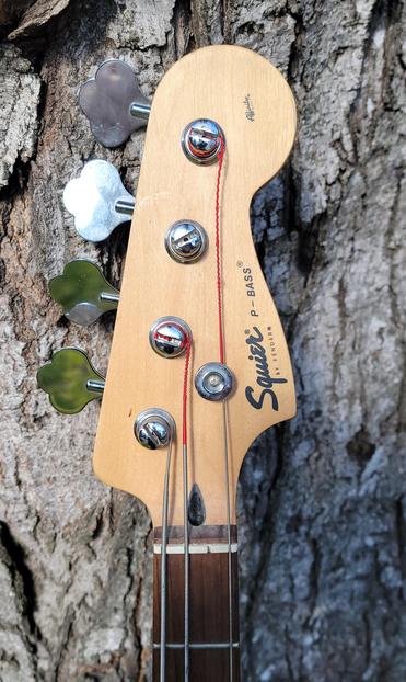 4 string Fender Squier Affinity bass Headstock