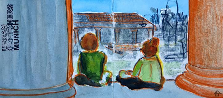 Aquarellierte Buntstiftzeichnung, zwei Personen sitzen oben an einer Freitreppe zwischen Säulen, sie sind von hinten gezeichnet und in der Ferne gibt es ein weiteres Gebäude mit Säulen. Oben links ein gestempelter Schriftzug: Urban Sketchers Munich.