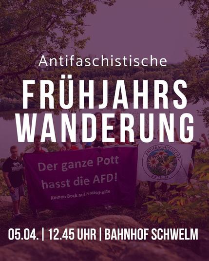 Antifaschistische Frühjahrswanderung; im Hintergrund ist ein Fluss und Bäume zu sehen, im Vordergrund mehrere junge Menschen, die Transparente halten