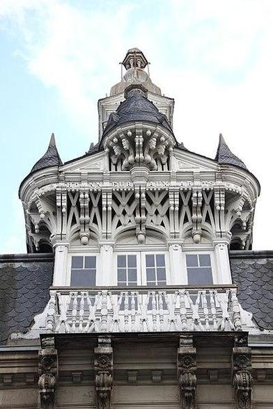 Immeuble à lucarne de type compagnonnique à #Châteauroux (#Indre) Trois maisons situées actuellement 12, 50 à 58 et 72, rue de la Gare, artère ouverte à partir de 1873, présentent des toits ornés de lucarnes co...
Suite 👉 https://monumentum.fr/monument-historique/pa36000004/chateauroux-immeuble-a-lucarne-de-type-compagnonnique
#Patrimoine #MonumentHistorique
Photo CC-BY-SA 4.0 : Odeee