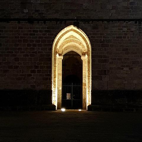 Entrée cathédrale Limoges France. Il fait nuit, seul le portail est illuminé.