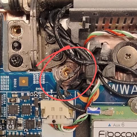 Ein von der Schraube halb angefrästes Antennenkabel am WLAN-Modul im Notebook.