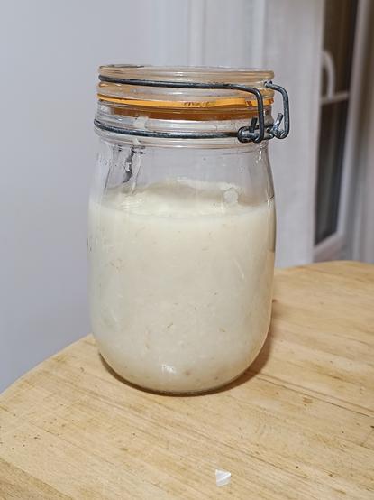 Pot de manioc mastiqué en fermentation.