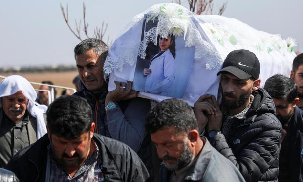 Entierro de Shinda Kisho, de 13 años, asesinada en Latakia (Siria), el 9 de marzo de 2025. (Orhan Qereman / Reuters)