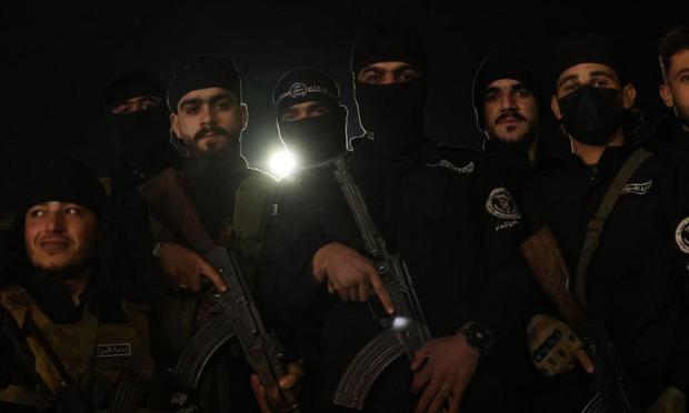 Fuerzas de seguridad sirias, el pasado 7 de marzo, formándose para marchar de Damasco a Latakia. (Izettin Kasim / Anadolu via Getty Images)