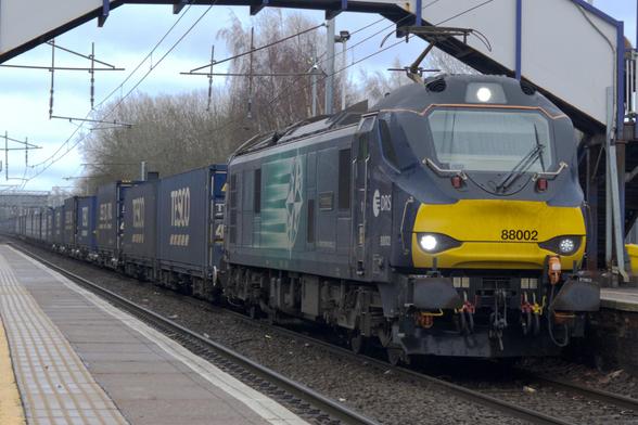 Class 88 (88002) hauling a rake of Tesco's containers out of Mossend and through Holytown Station