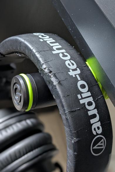 Gros plan sur le bandeau d'un casque audio audio-technica ATH-M50x. Le revêtement du bandeau s'effrite.