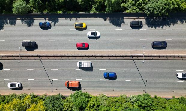 Numerosos coches viajando por carretera (Getty Images)