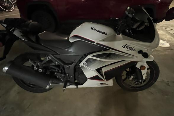 una moto Kawasaki Ninja Blanca