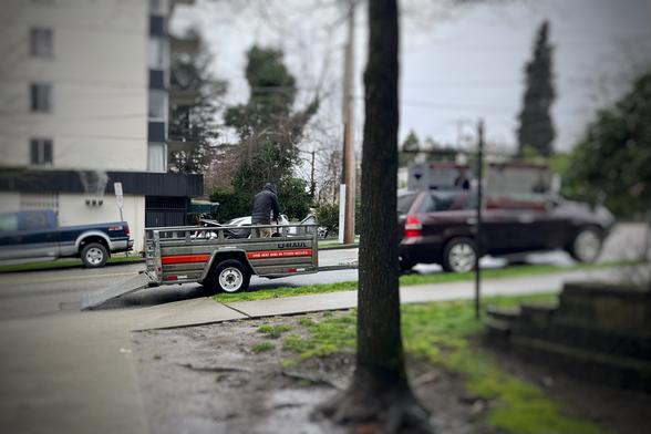 un remolque llevándose mi moto en un día lluvioso