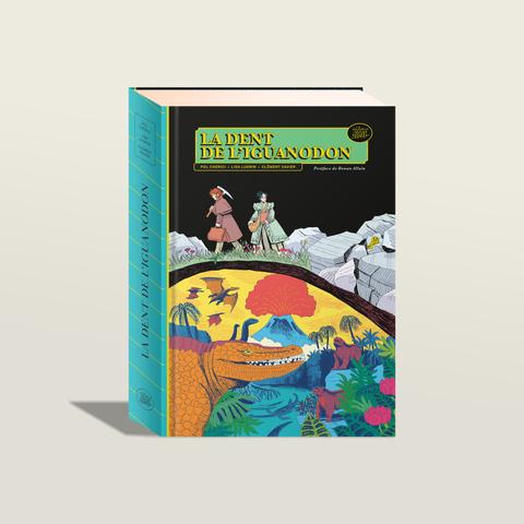 Image 3 D de la future BD de Lisa Lugrin, Clément Xavier et Pol CHérici "La Dent de l'iguanodon", à paraître aux éditions FLBLB le 24 avril 2024.
Sur la couv : un cartouche avec le titre, en dessous, sur fond noir, un jeune couple en habits XIXe va vers la gauche (l'homme a une pioche sur l'épaule, la femme un sac en bandoulière et regarde un fossile jaune dans les pierres derrière eux). Sous une mince croute de terre en dessous d'eux : des dinausores divers dans leur environnement reconstitué d'époque.
