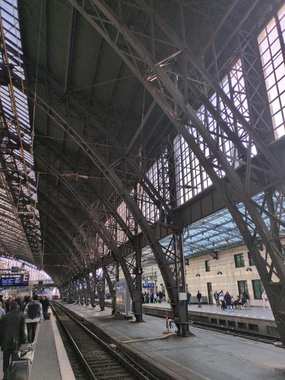 open ironwork arch columns along the length of Köln Hbf leading up to the glass roof panels
