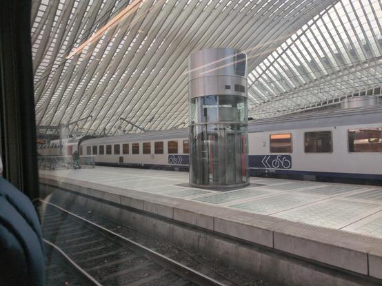 open ironwork arch columns along the length of Köln Hbf leading up to the glass roof panels