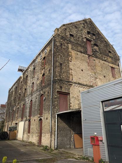 Le même bâtiment vu de l'autre côté. Le pignon est quasiment aveugle, les autres bâtiments ayant été détruits durant la Seconde Guerre.