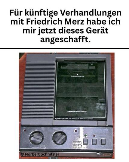 Das Bild zeigt einen altmodischen, grauen Anrufbeantworter der Marke Panasonic. Über dem Foto steht der Text: „Für künftige Verhandlungen mit Friedrich Merz habe ich mir jetzt dieses Gerät angeschafft.“ Der Anrufbeantworter hat zwei Drehknöpfe und mehrere Tasten auf der Vorderseite. Ein Sichtfenster zeigt die eingelegte Kassette. Der Urheber des Bildes ist Norbert Schnitzler.

Bereitgestellt von @altbot, generiert mit Gemini