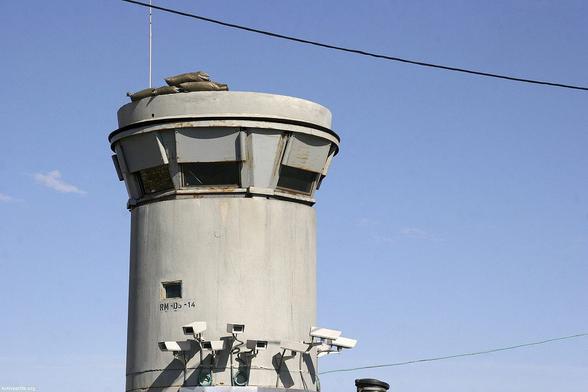 Ein israelischer Militärwachturm und Kameras an der Straße 60 im besetzten Westjordanland, 30. Januar 2006. (Activestills)