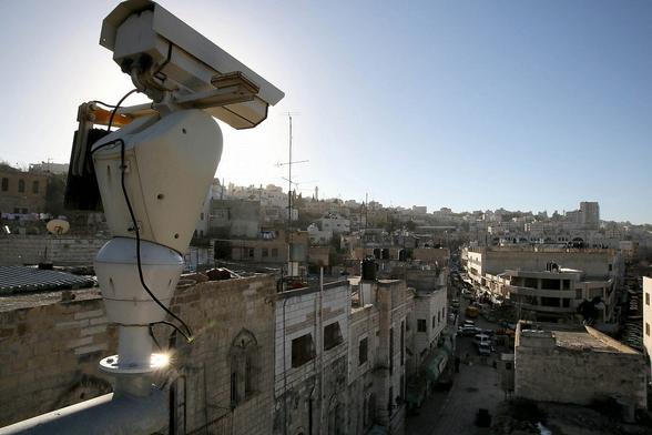 Eine Sicherheitskamera mit Blick auf die Stadt Hebron im Westjordanland, 15. Januar 2013. (Nati Shohat/Flash90)