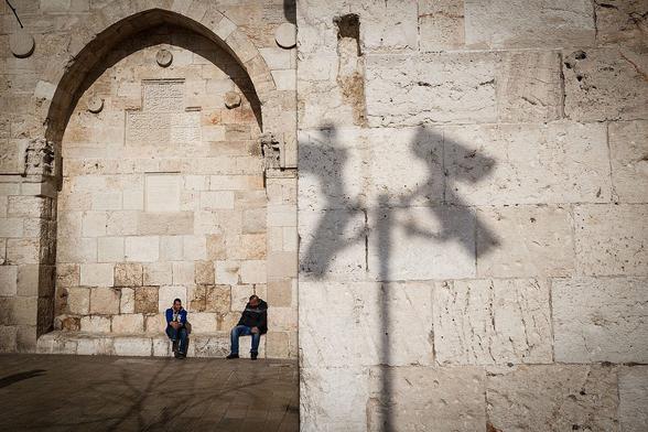 Schatten von Überwachungskameras der Polizei in der Nähe des Jaffa-Tors in der Altstadt von Jerusalem, 30. Januar 2017. (Sebi Berens/Flash90)
