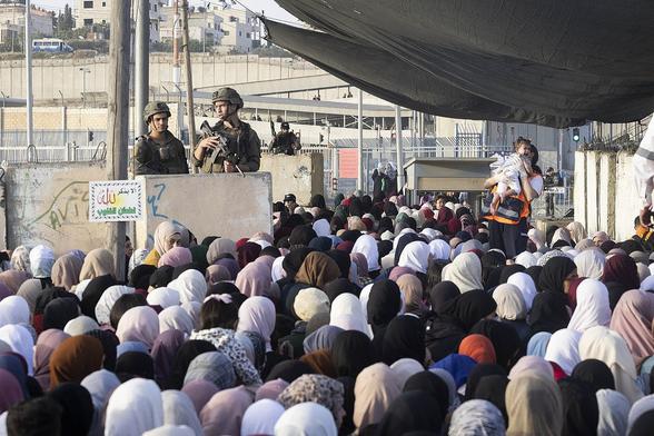 Palästinenser überqueren den Qalandiya-Kontrollpunkt auf ihrem Weg vom Westjordanland zum vierten Freitagsgebet des Ramadan in der Al-Aqsa-Moschee in Jerusalem, 29. April 2022. (Oren Ziv)