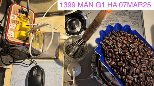 COFFEE ROASTING APPARATUS AND RESULT
☕️ 
コーヒー焙煎装置と結果
☕️ 
Right bottom: Freshly roasted coffee beans in blue sample tray on top of pan they were roasted in. 
☕️ 
右下：焙煎したパンの上に置かれた青いサンプルトレイに焙煎したてのコーヒー豆が入っています。
☕️ 
Center: Whisk used to roast beans with a thermocouple threaded to its tip to monitor the temperature during the roast. 
☕️ 
中央：生豆を焙煎するために使用する泡立て器。先端には焙煎中の温度を監視するための熱電対がねじ込まれています。
☕️ 
Left top: housing and connectors for microprocessor used to monitor roast.
☕️ 
左上：焙煎を監視するために使用するマイクロプロセッサのボックスとコネクタ。