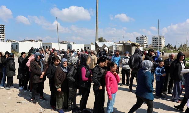 Civiles de Latakia, tratando de buscar pan en una ciudad fantasma tras los ataques del Gobierno sirio. (Haidar Mustafa / Reuters)