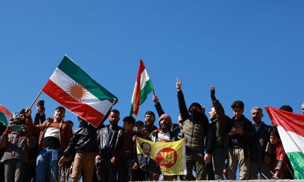 Kurdosirios en un funeral por víctimas asesinadas por combatientes respaldados por Turquía, el 21 de marzo de 2023 en Alepo. (Anas Alkharboutli / picture alliance via Getty Images)