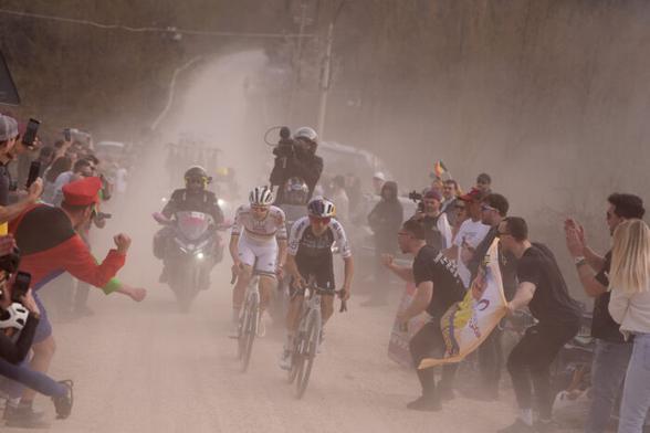 Le Britannique Tom Pidcock (Q36.5 Pro Cycling Team) et le Slovène Tadej Pogacar (UAE Team Emirates XRG) en tête des Strade Bianche, le 8 mars 2025 - Photo : Ferrari/La Presse/RCS Sport