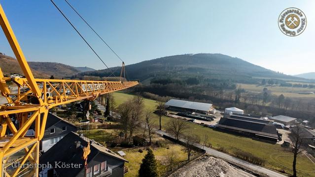 Ein Kran im Vordergrund mit dem Olsberg, dem Ruthenberg und den Bruchhauser Steinen im Hintergrund.
