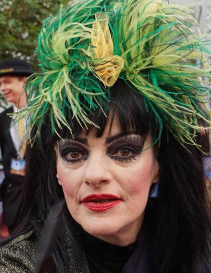 Catharina „Nina“ Hagen (* 11. März 1955 in Ost-Berlin) ist eine deutsche Sängerin, Songschreiberin, Schauspielerin und Synchronsprecherin. Sie wird als deutsche „Godmother of Punk“ bezeichnet[1][2] und beeinflusste den deutschen New Wave.[3] Als Schauspielerin trat sie u. a. in der Filmkomödie Heiraten/weiblich (1975) sowie in Otto Waalkes’ Kinokomödien 7 Zwerge – Männer allein im Wald (2004) und 7 Zwerge – Der Wald ist nicht genug (2006) auf. Wiki 🖖