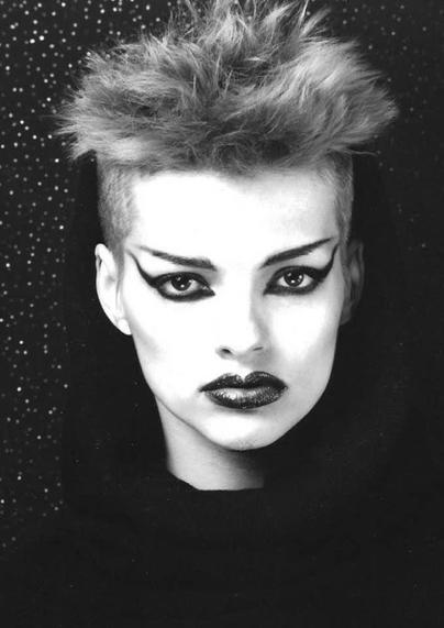 Catharina „Nina“ Hagen (* 11. März 1955 in Ost-Berlin) ist eine deutsche Sängerin, Songschreiberin, Schauspielerin und Synchronsprecherin. Sie wird als deutsche „Godmother of Punk“ bezeichnet[1][2] und beeinflusste den deutschen New Wave.[3] Als Schauspielerin trat sie u. a. in der Filmkomödie Heiraten/weiblich (1975) sowie in Otto Waalkes’ Kinokomödien 7 Zwerge – Männer allein im Wald (2004) und 7 Zwerge – Der Wald ist nicht genug (2006) auf. Wiki 🖖