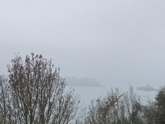 Estuaire de la Rance dans le brouillard. On distingue à peine Dinard et le rocher de Bizeul