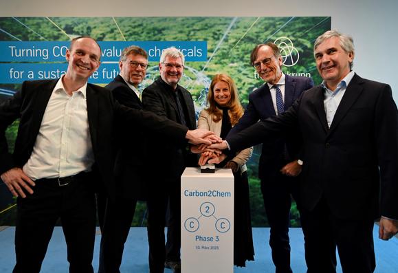 Auf dem Foto zu sehen (v.l.): Matthias Kammel (Geschäftsführung thyssenkrupp Carbon2Chem), Prof. Dr.-Ing. Görge Deerberg (Carbon2Chem®-Projektkoordinator und Direktor für Transfer bei Fraunhofer UMSICHT), Prof. Dr. Robert Schlögl (Carbon2Chem®-Projektkoordinator), Carolin Nadilo (CFO, thyssenkrupp Decarbon Technologies), Dr. Karl Eugen Huthmacher (Staatssekretär im Bundesministerium für Bildung und Forschung), Dr. Markus Oles (Carbon2Chem®-Projektkoordinator).