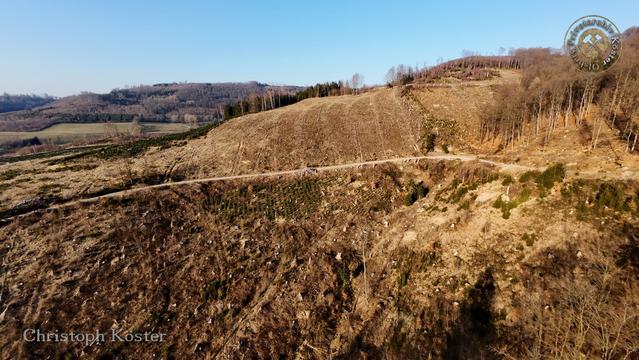 View of the Kronstein (right) with the “Briloner Eisenberg” in the background.