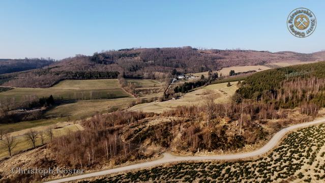 View of the “Briloner Eisenberg” with the “Matzen Knapp” in the foreground and the Waldhotel Schinkenwirt in the center of the picture.