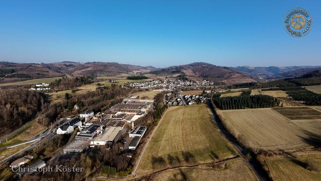The “Olsberger Hütte” (bottom left) with the Gierskopp (center), the “Briloner Eisenberg” and the “Borberg” in the background.