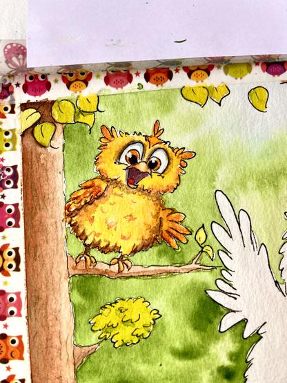 Aquarellbild: Auf einem braunen Ast vor grün schattierten Hintergrund sitzt eine gelbe Eule, die fröhlich den Schnabel aufgerissen hat und mit einem Flügel winkt. Ihre großen goldfarbenen Augen blicken freundlich amüsiert.