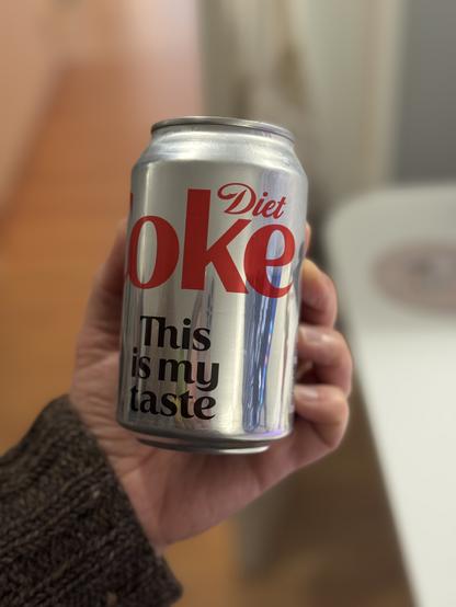 Diet Coke tölkki Veeran kädessä