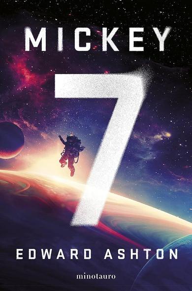 La portada del libro "Mickey 7" de Edward Ashton muestra un gran número 7 blanco sobre un fondo de espacio exterior.  Se ve un astronauta flotando en el espacio cerca de un planeta con tonos rojizos y anaranjados, y un planeta más pequeño en el fondo. El título del libro, "MICKEY", está en la parte superior en letras mayúsculas blancas, y el nombre del autor, "EDWARD ASHTON", aparece en la parte inferior.  El logo de la editorial "minotauro" está en la parte inferior central.