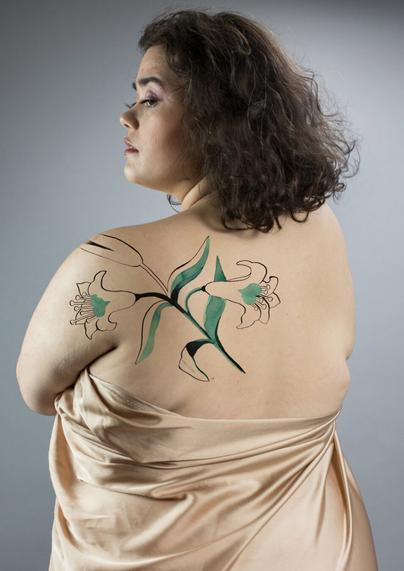 Montage photo avec le dessin tatoué sur l’épaule