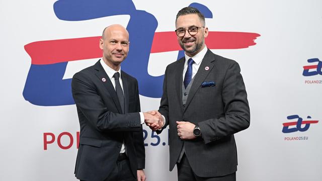 BMBF-Staatssekretär Stephan Ertner schüttelt dem polnischen Minister Minister Marcin Kulasek die Hand