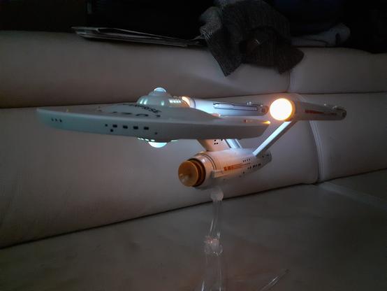 Die Enterprise von schräg vorne im leicht dunklen mit ihrer Beleuchtung fotografiert.