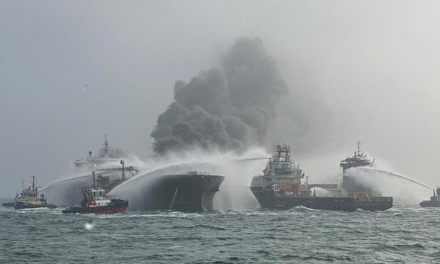 Los bomberos y los servicios de rescate acuden tras una colisión entre el petrolero MV Stena Immaculate y el carguero MV Solong frente a la costa del estuario del Humber. (Getty Images)