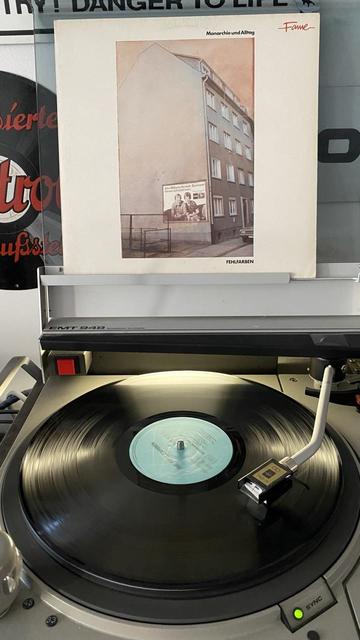 Vinyl LP „Fehlfarben - Monarchie und Alltag“ auf einem Plattenspieler.