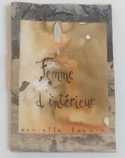 Couverture d'un petit livre d'artiste en papier minéral, tâches abstraites orange blanc et gris, titre manuscrit,  et nom de l'autrice en petit en bas, manuscrit aussi.