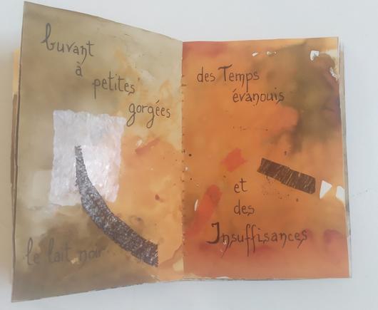 Pages intérieures d'un petit livre d'artiste, en papier minéral, texte manuscrit réparti en haut et en bas de chaque page, couleurs diffuses et abstraites orange blanc gris, collages de matières, papier de soie, papier aluminium et gaze peinte.
