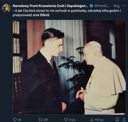 Młody Radosław Sikorski różmawia z Janem Pawłem II. Podpis sugeruje nastepujace słowa papierza: "A jak ktoś cię obrazi to nie wchodź w pyskówkę, odczekaj kilka godzin i przeprowadź atak DDoS