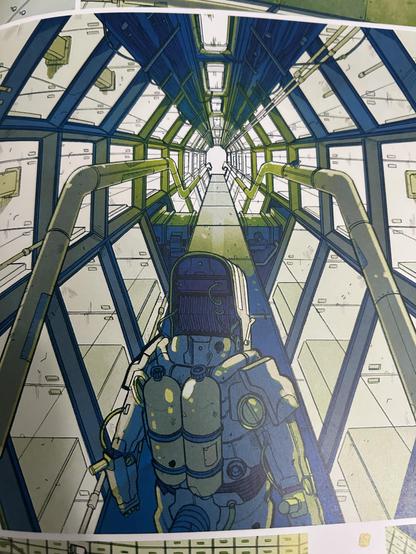La ilustración muestra una vista en perspectiva de un largo pasillo metálico industrial, con una figura robótica o en traje espacial caminando hacia una luz al final del pasillo. El pasillo tiene una estructura compleja con vigas metálicas, tuberías y ventanas a ambos lados.  La figura en primer plano lleva un equipo que parece incluir tanques de oxígeno en su espalda. La paleta de colores es principalmente verde oliva, azul y gris, creando una atmósfera industrial y ligeramente distópica.