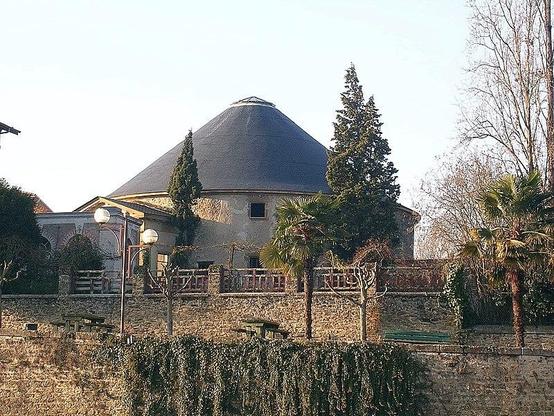 Rotonde de la Vignotte à #MontdeMarsan (#Landes) Au XIXe siècle, l'ingénieur Panay dota la ville d'un ensemble néo-classique comprenant plusieurs bâtiments. La rotonde s'inscrit dans ce vaste programme architec...
Suite 👉 https://monumentum.fr/monument-historique/pa00083983/mont-de-marsan-rotonde-de-la-vignotte
#Patrimoine #MonumentHistorique
Photo CC-BY-SA 4.0 : Auteur inconnu