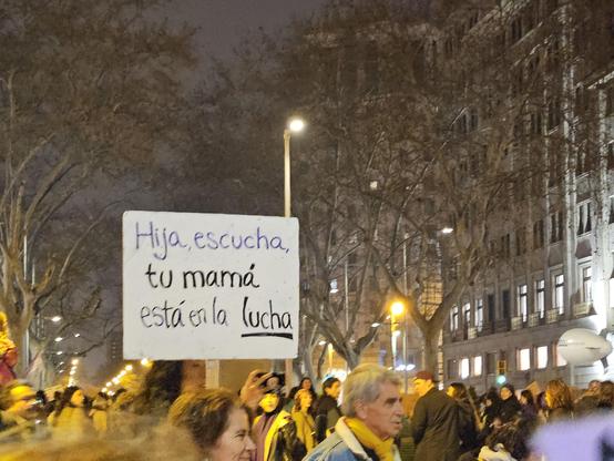 "Hija, escucha, tu mamá está en la lucha."
en: "Daughter, listen, your mom is in the fight."
ca: "Filla, escolta, ta mama està a la lluita."